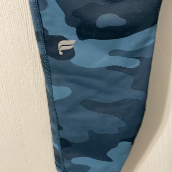 Fabletics PowerHold Royal Blue Camouflage Print Capris Leggings Size Medium - Picture 4 of 6